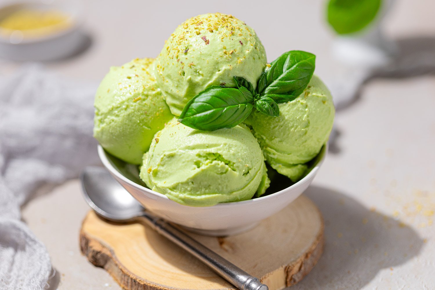 Low Carb Basilikumeis mit Joghurt und Zitrone