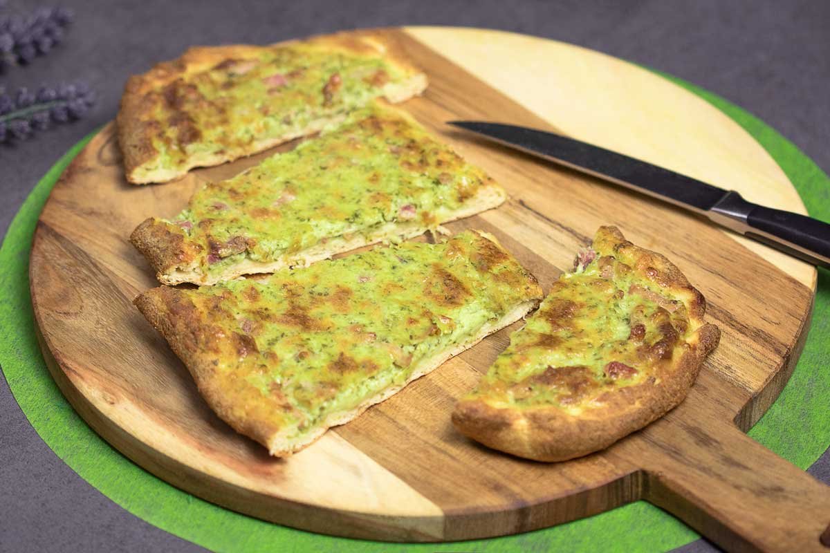 Low Carb Bärlauch-Schmand-Fladen mit Speck
