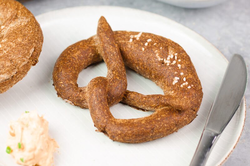 Low Carb Brezeln mit Obatzter