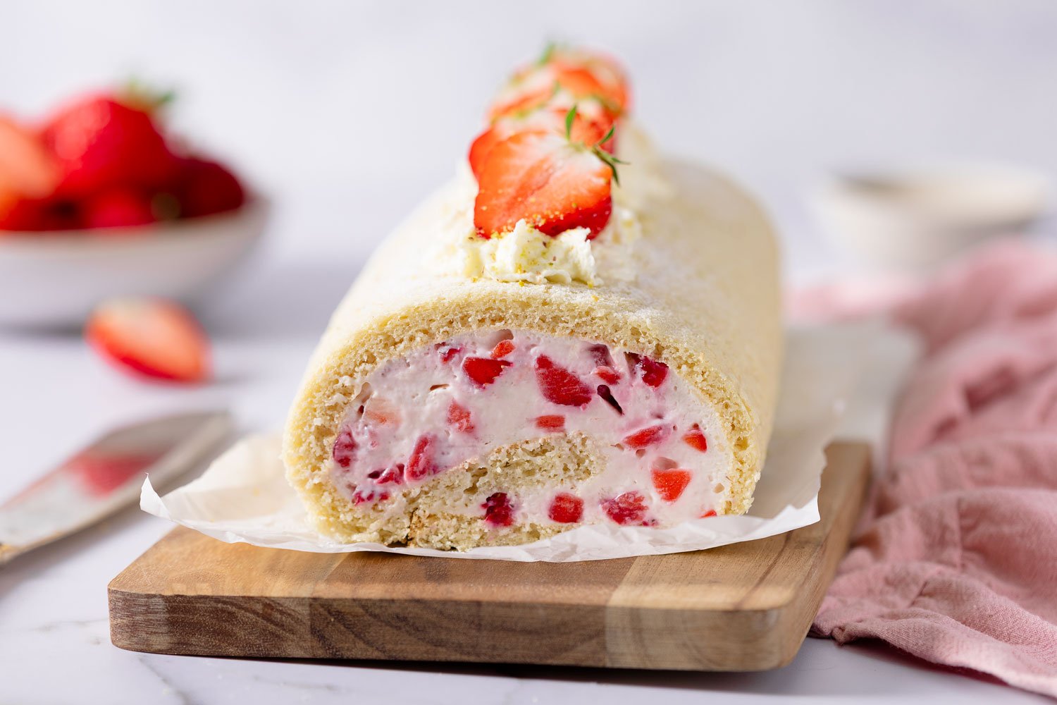 Low Carb Erdbeer-Biskuitrolle – Fruchtiger Genuss ohne Zucker