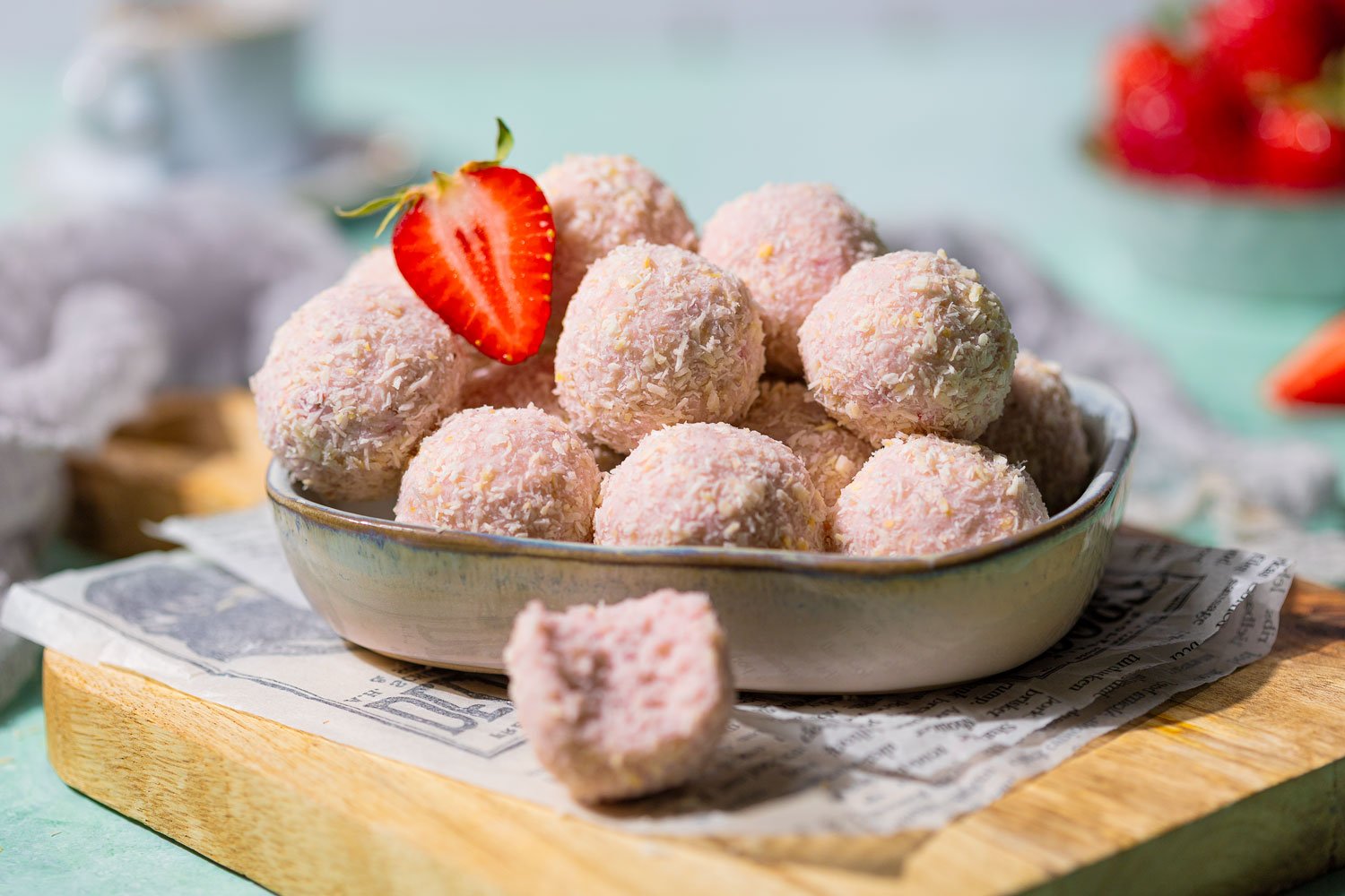 Low Carb Erdbeer-Kokos-Kugeln – Fruchtige Keto-Pralinen