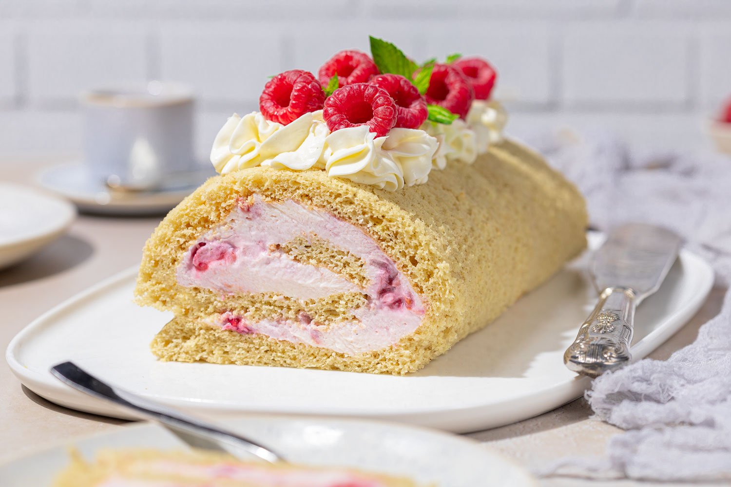 Low Carb Himbeer-Biskuitrolle ohne Zucker und Gluten