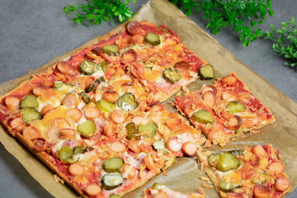Diese Low Carb Hot-Dog-Pizza ist das Beste aus zwei Welten!