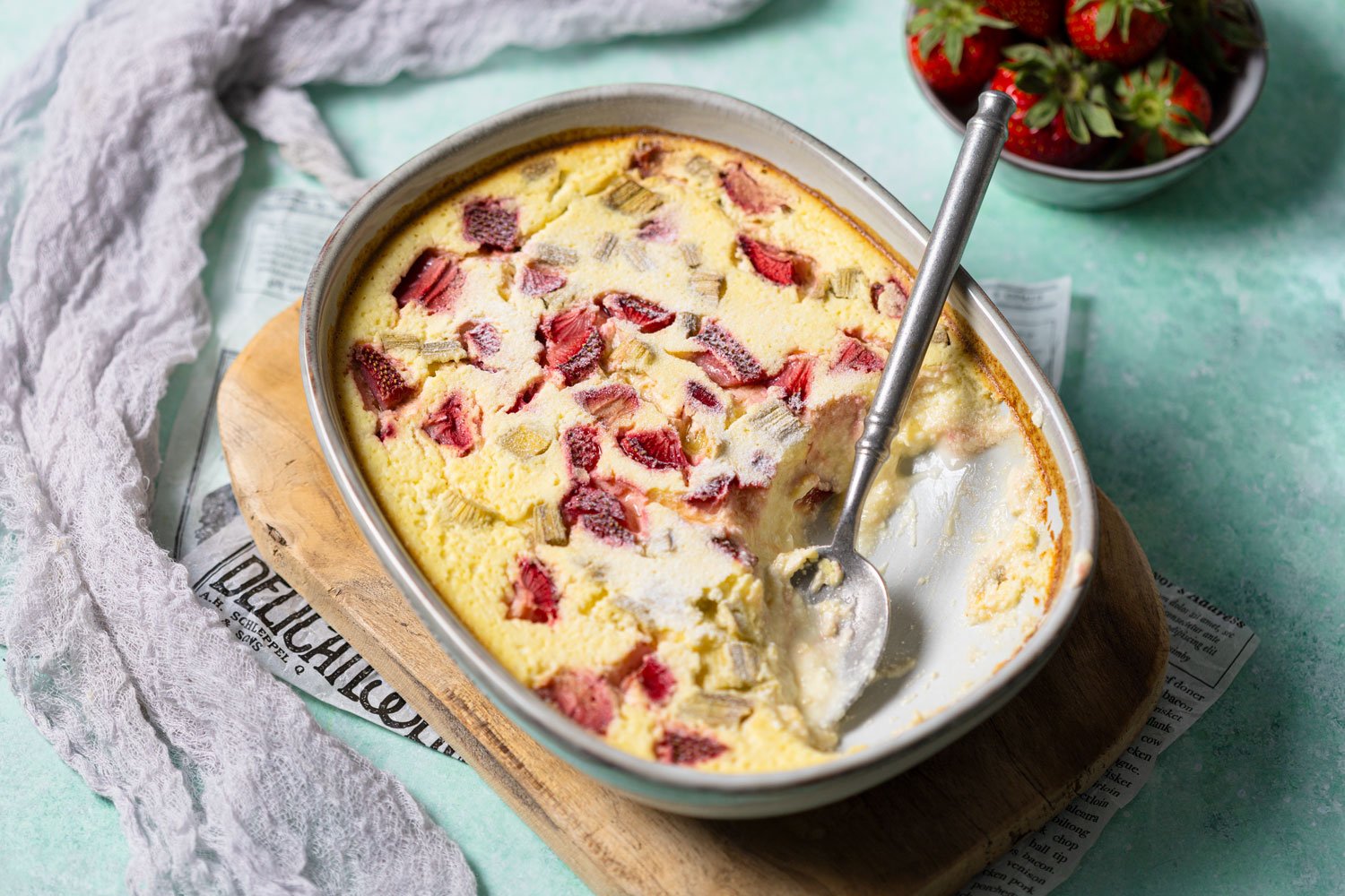 Low Carb Hüttenkäse-Auflauf mit Erdbeeren und Rhabarber