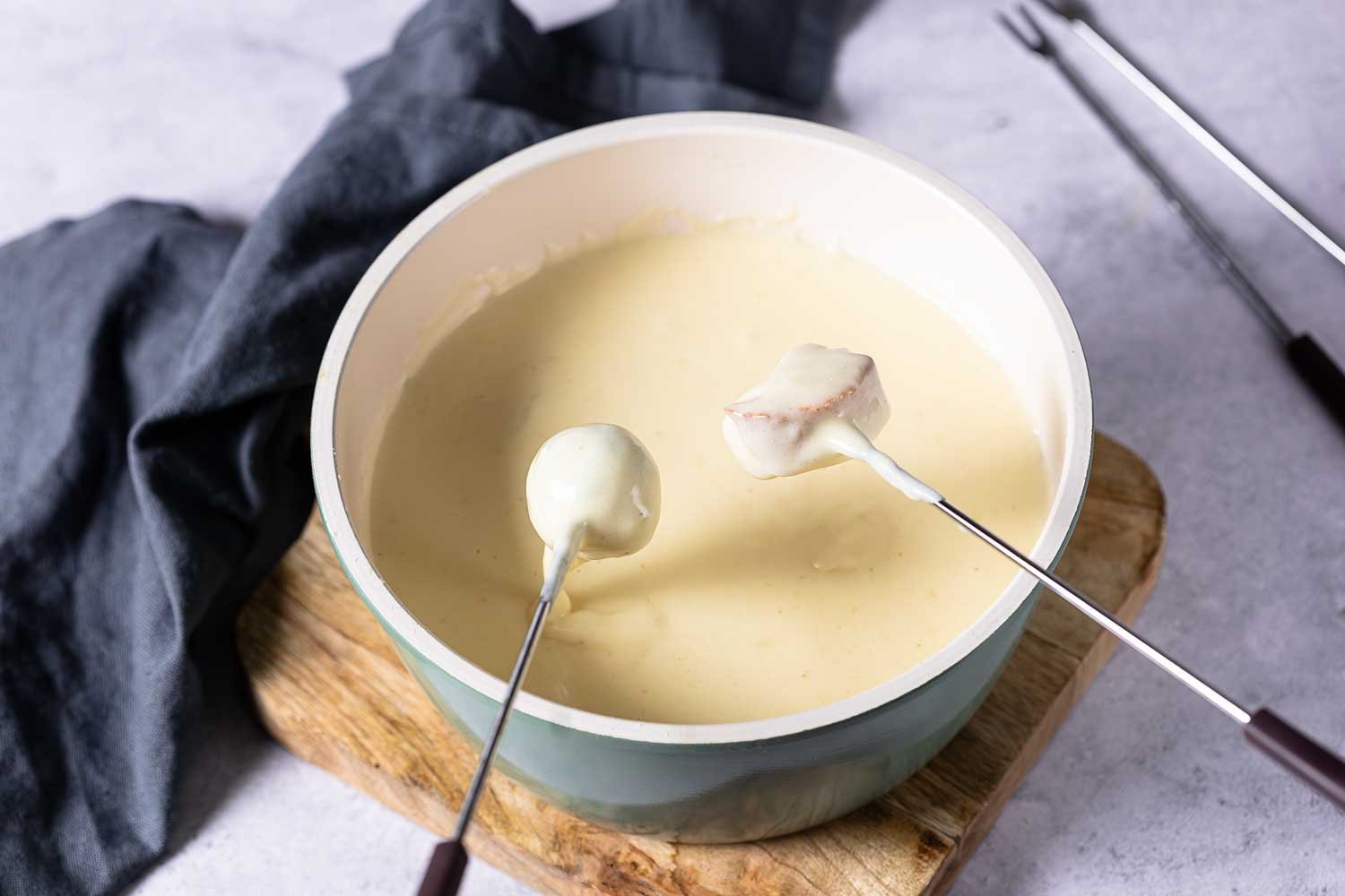 Low Carb Käsefondue ohne Stärke: So klappt die perfekte Konsistenz