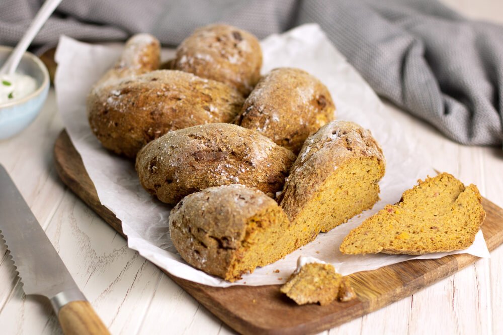 Deftiger Low Carb Kürbiszopf mit Speck – Das etwas andere Kürbisbrot