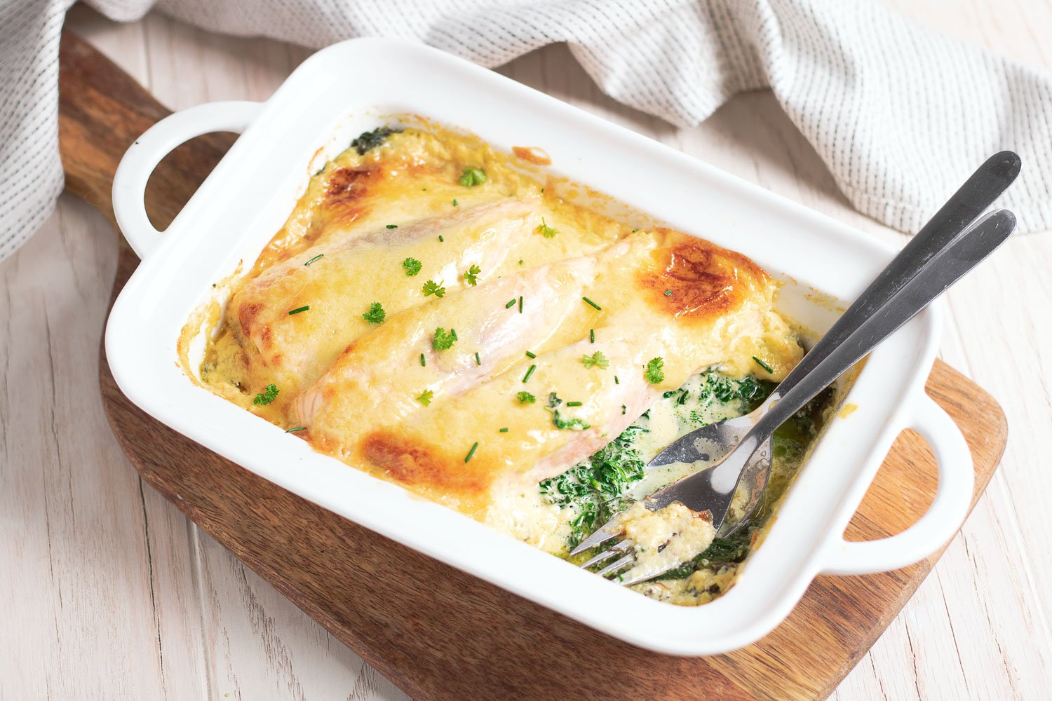 Lachs auf Spinat mit gratinierter Hollandaise – Das perfekte Keto Mittagessen!