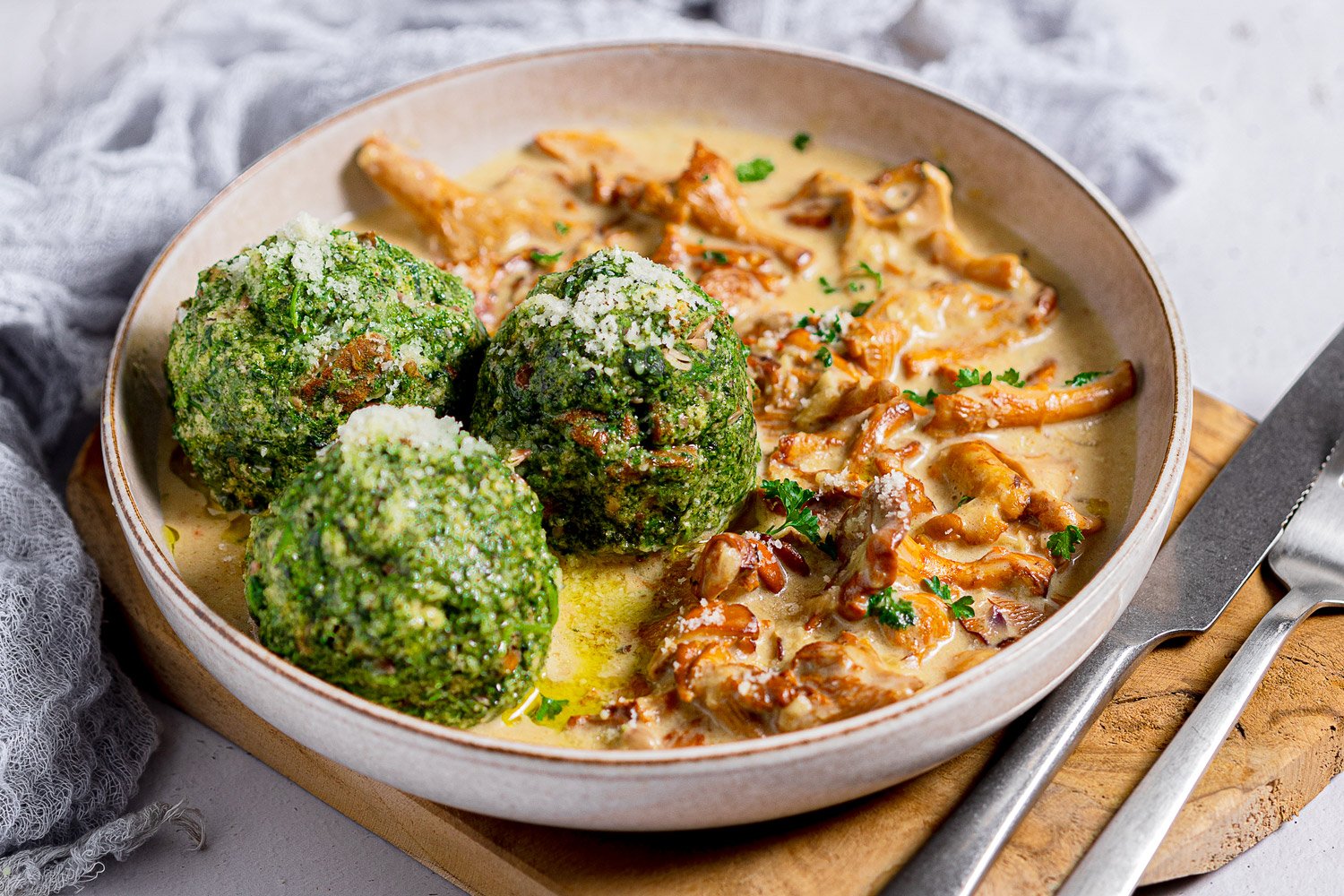 Low Carb Spinatknödel mit Pfifferlingsoße