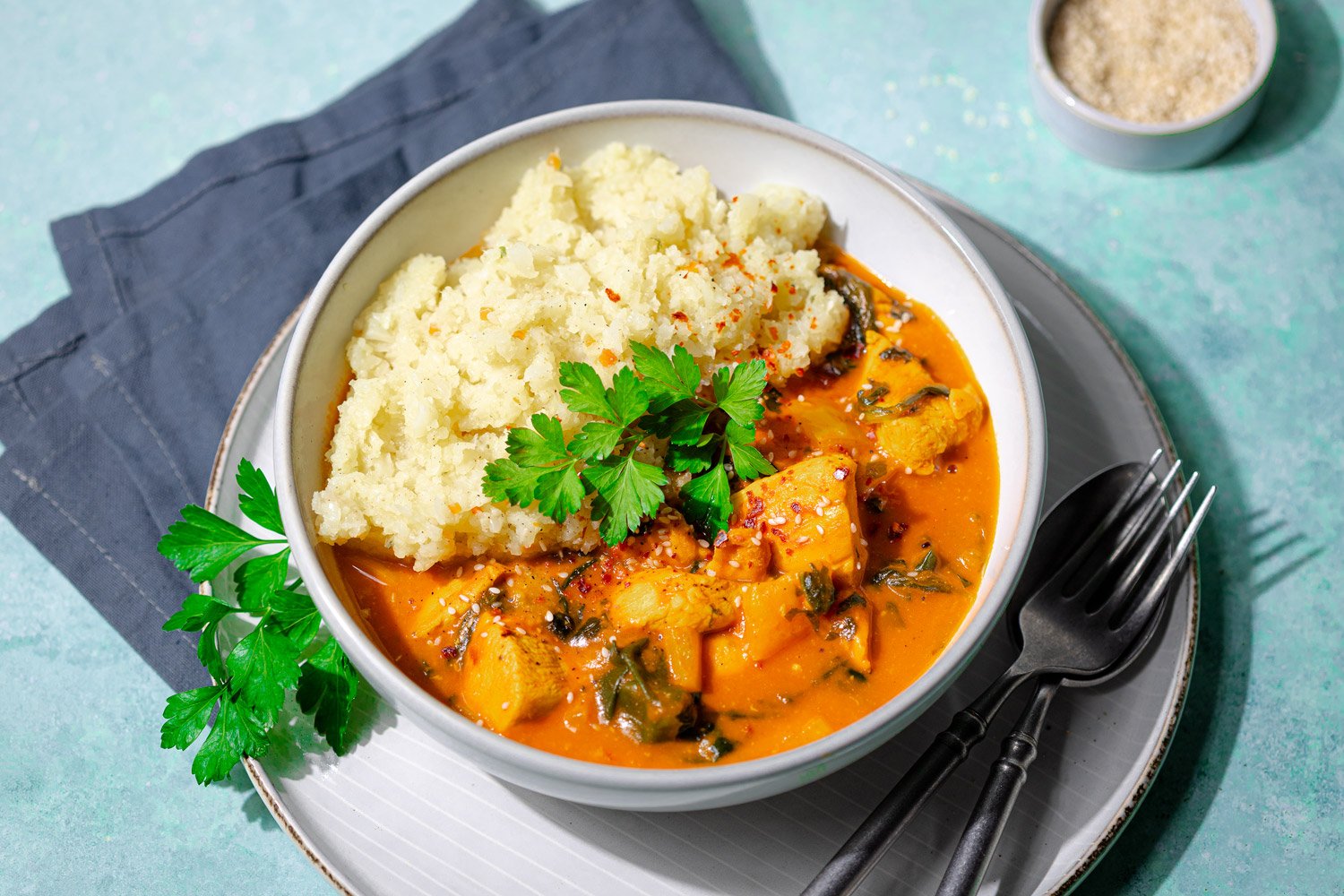 Cremiges Low Carb Tomaten-Kokos-Curry mit Hähnchen