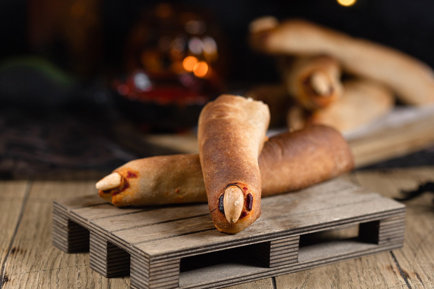 Low Carb Wurstfinger – Gruselige Würstchen im Teigmantel