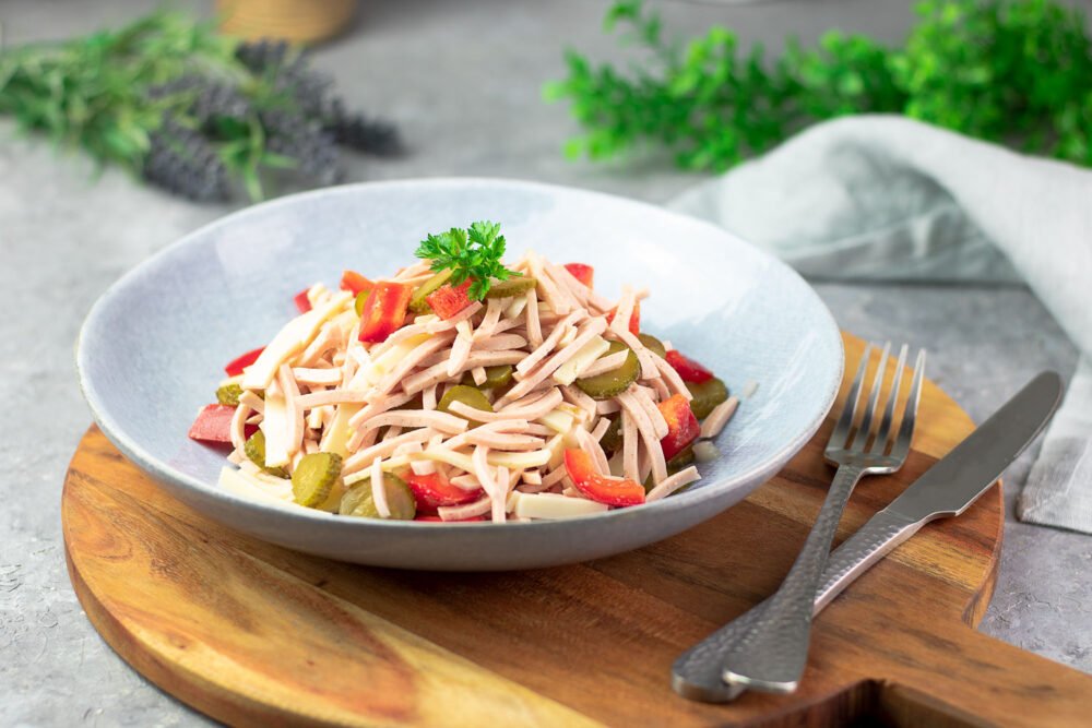 Leckerer Low Carb Wurstsalat mit Käse und ohne Zucker