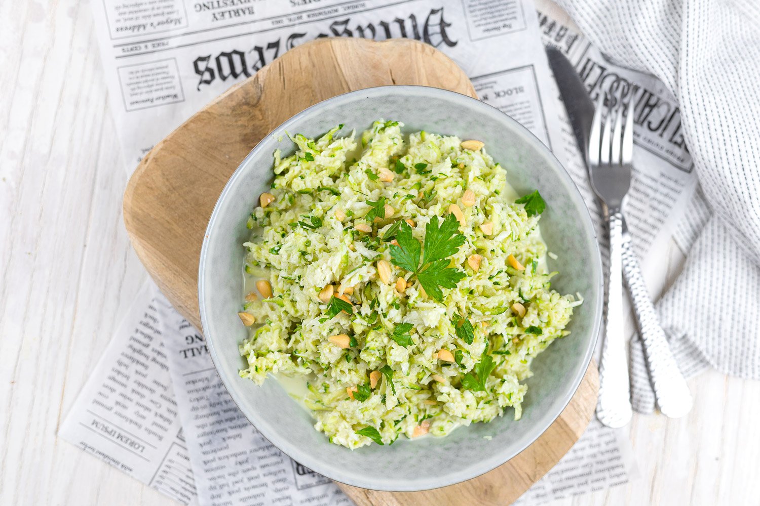 Keto Coleslaw aus Zucchini und Spitzkohl