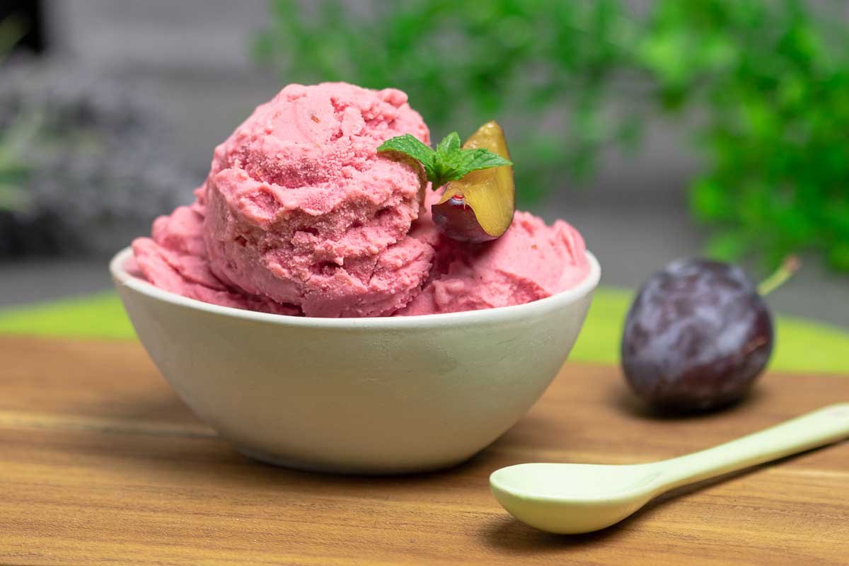 Low Carb Zwetschgeneis – Cremig, fruchtig & ohne Zucker!