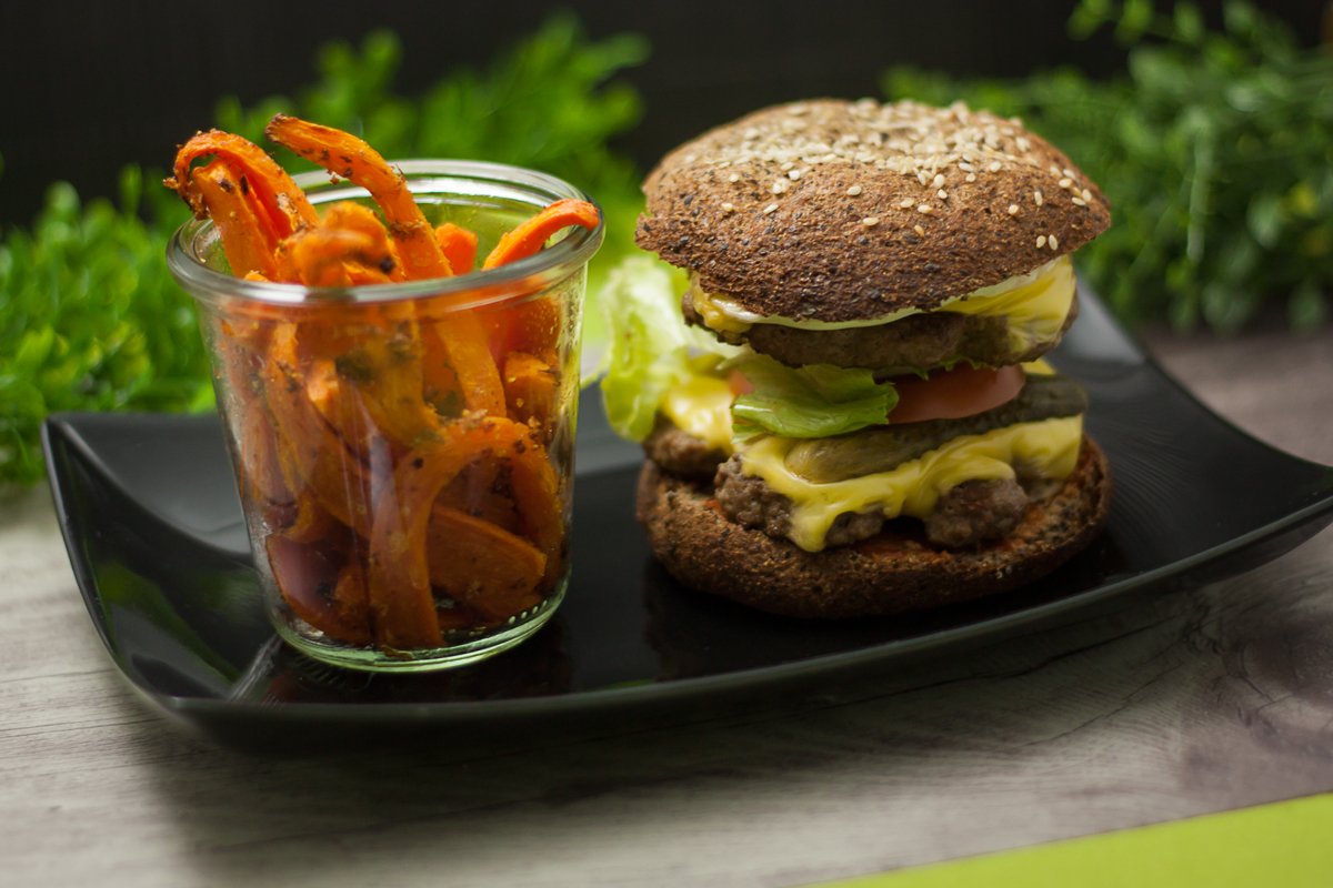 Low Carb Double Cheeseburger mit Karotten-Sticks